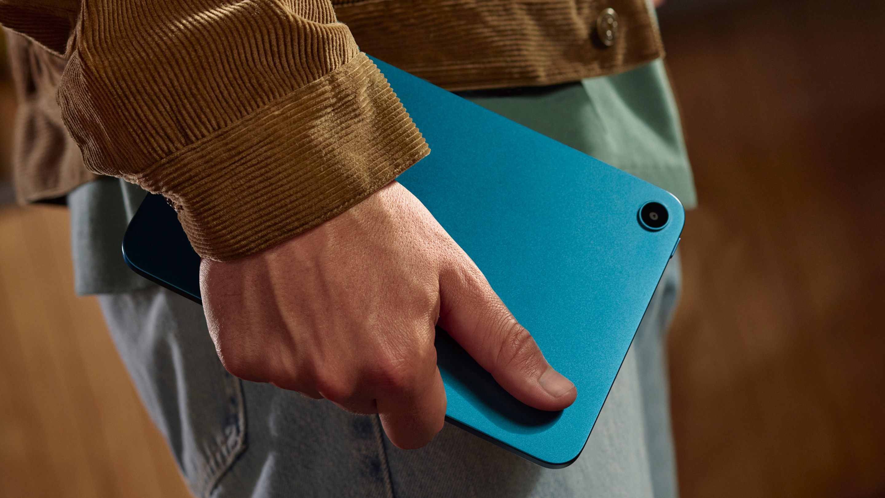 Person holding Amazon Alexa Tablet 8 with one hand.